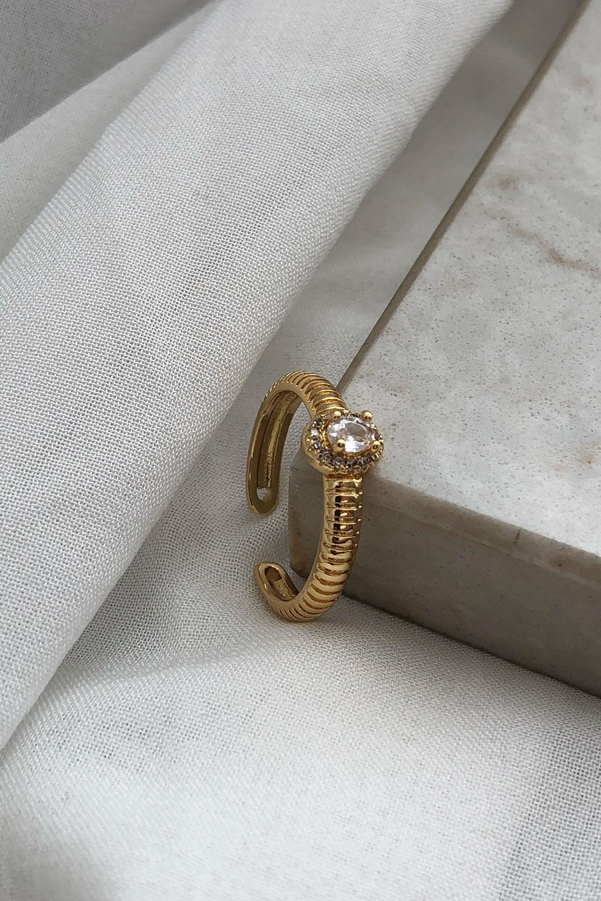 Tek Taş Model Gold Detaylı Zirkon Taş Yüzük