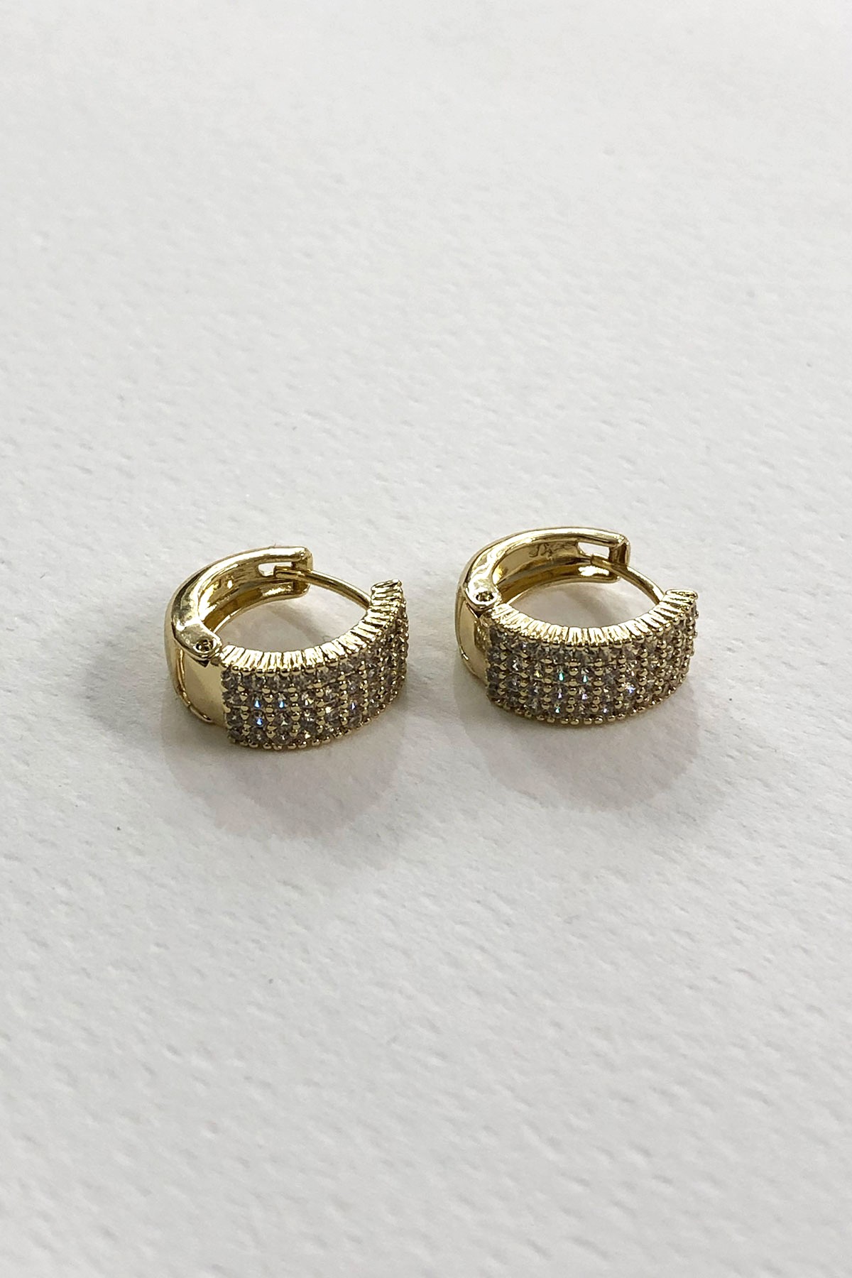 Zirkon Taşlı Gold Detaylı Minimal Küpe