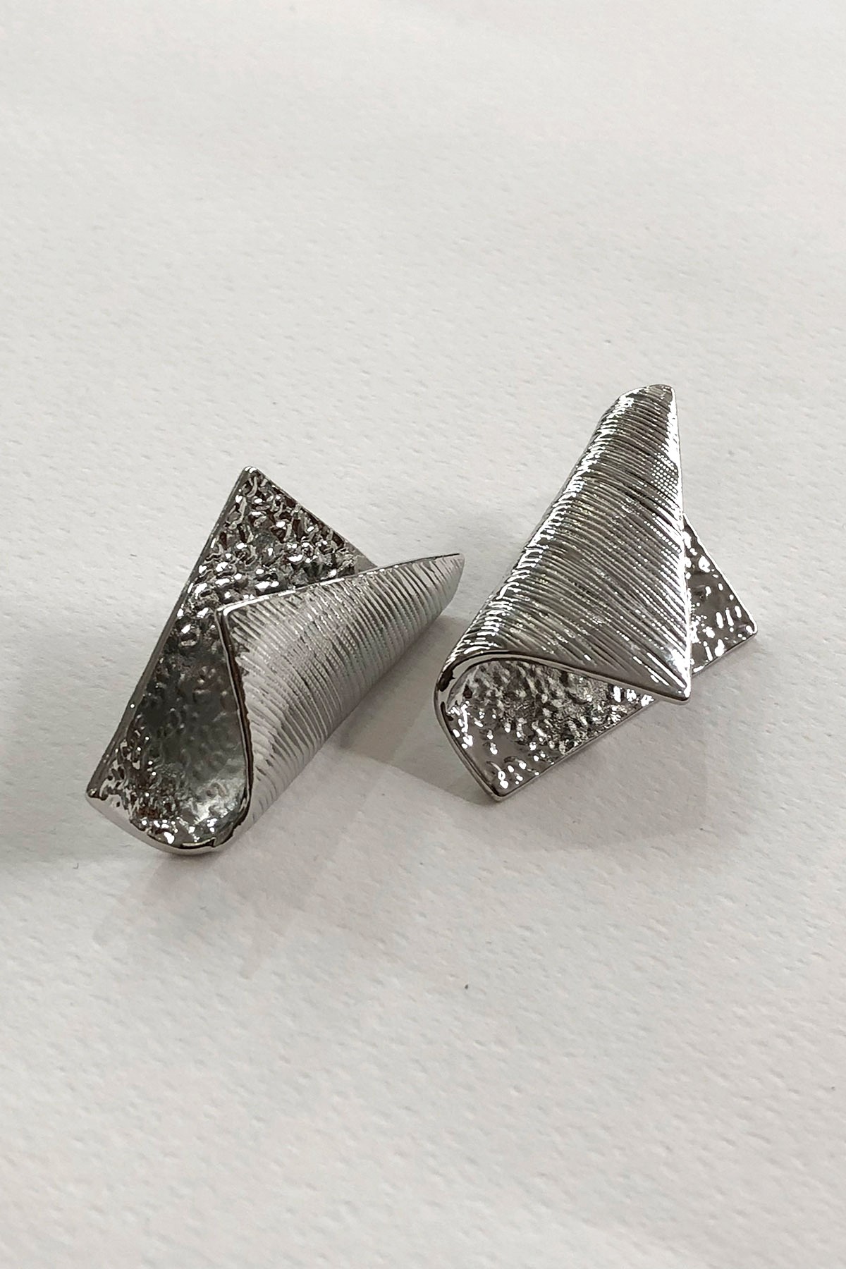 Katlamalı Model Silver Detaylı Küpe