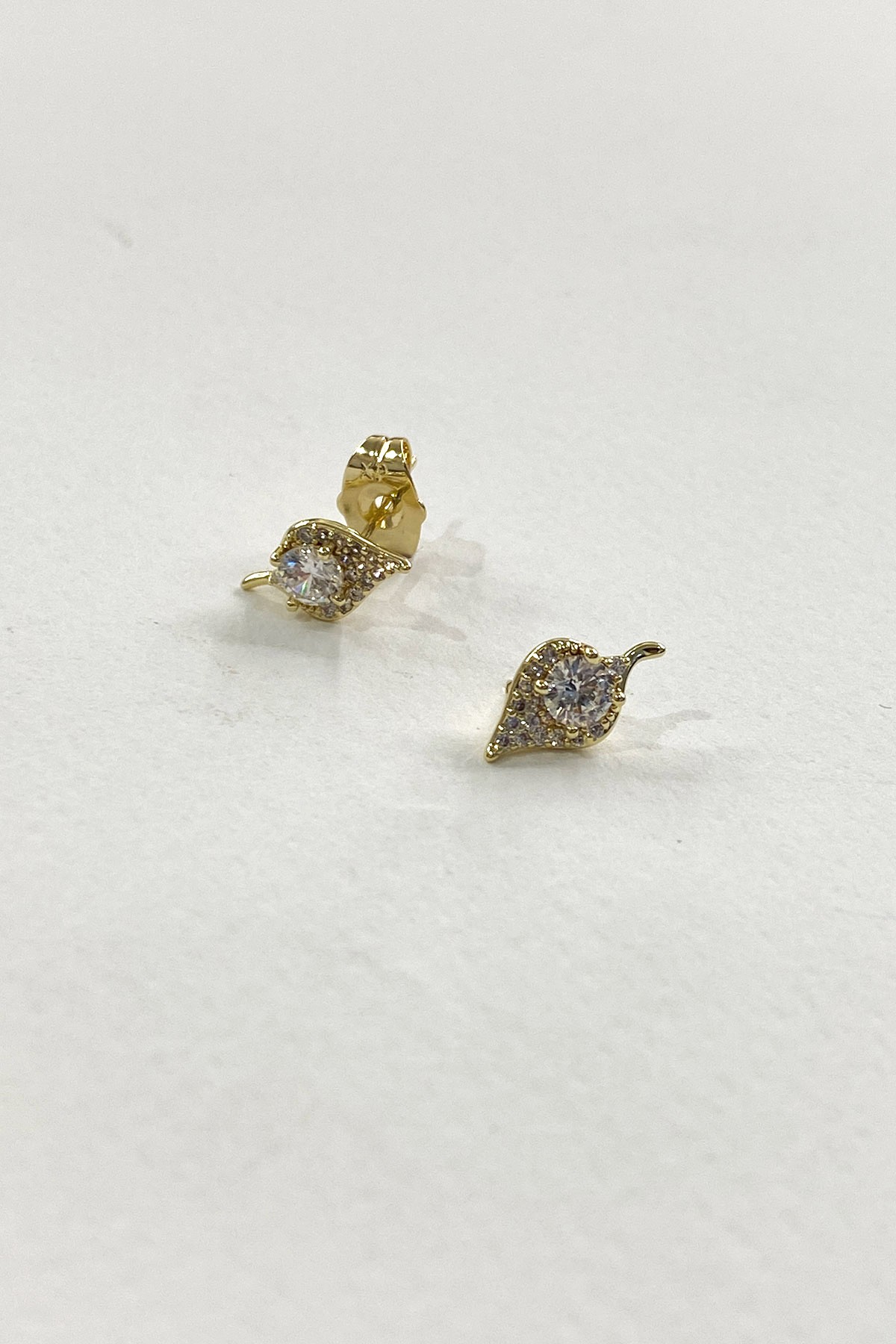 Minimal Yaprak Model Zirkon Taş Detay Gold Küpe