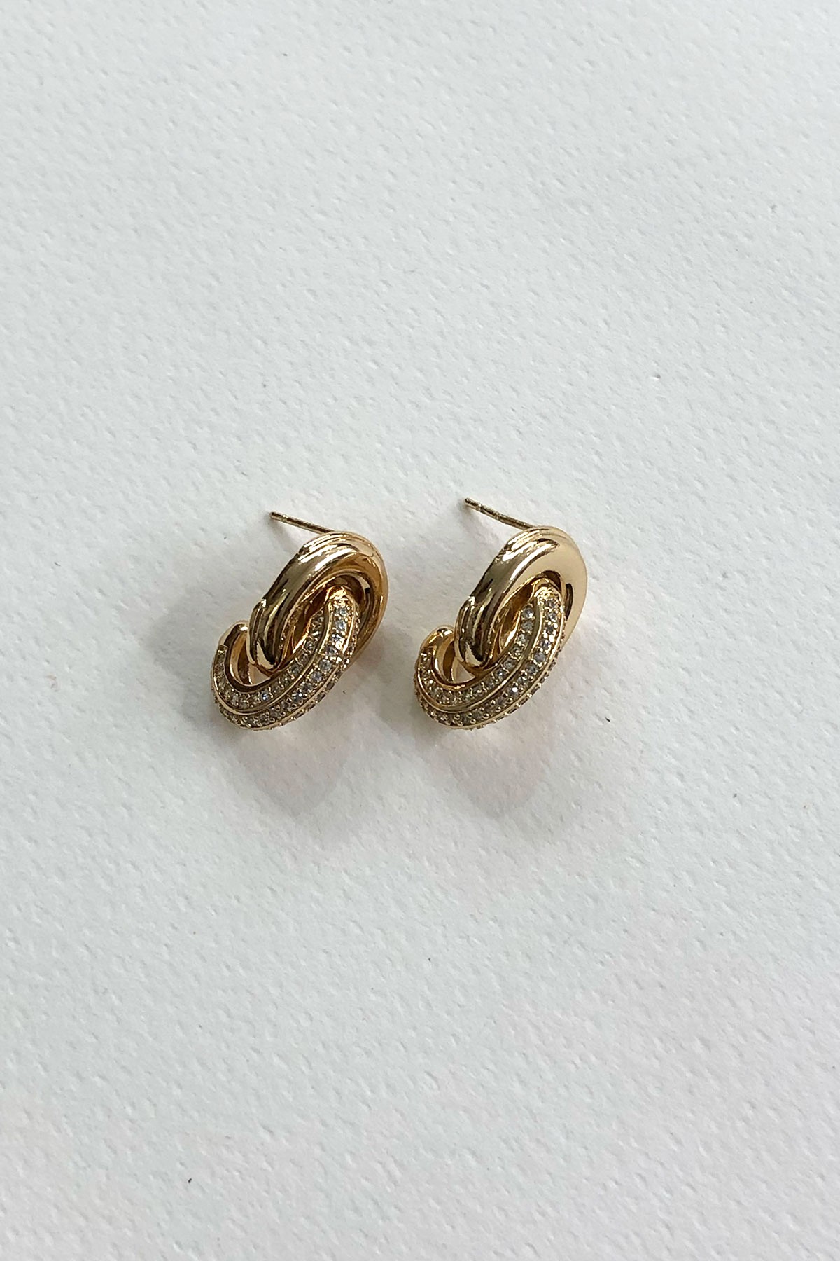 Taşlı Geçmeli Model Gold Detaylı Küpe