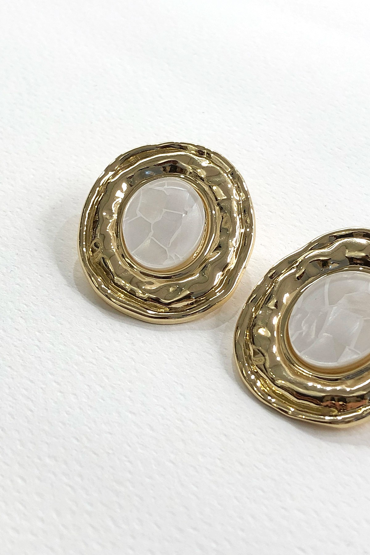 Sedefli Gold Detaylı Oval Küpe