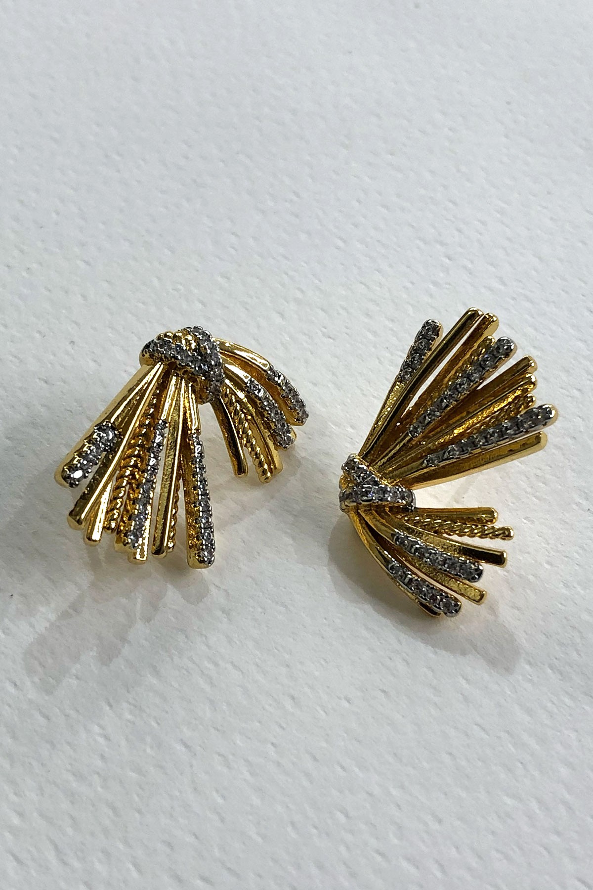 Beyaz Taşlı Gold Küpe