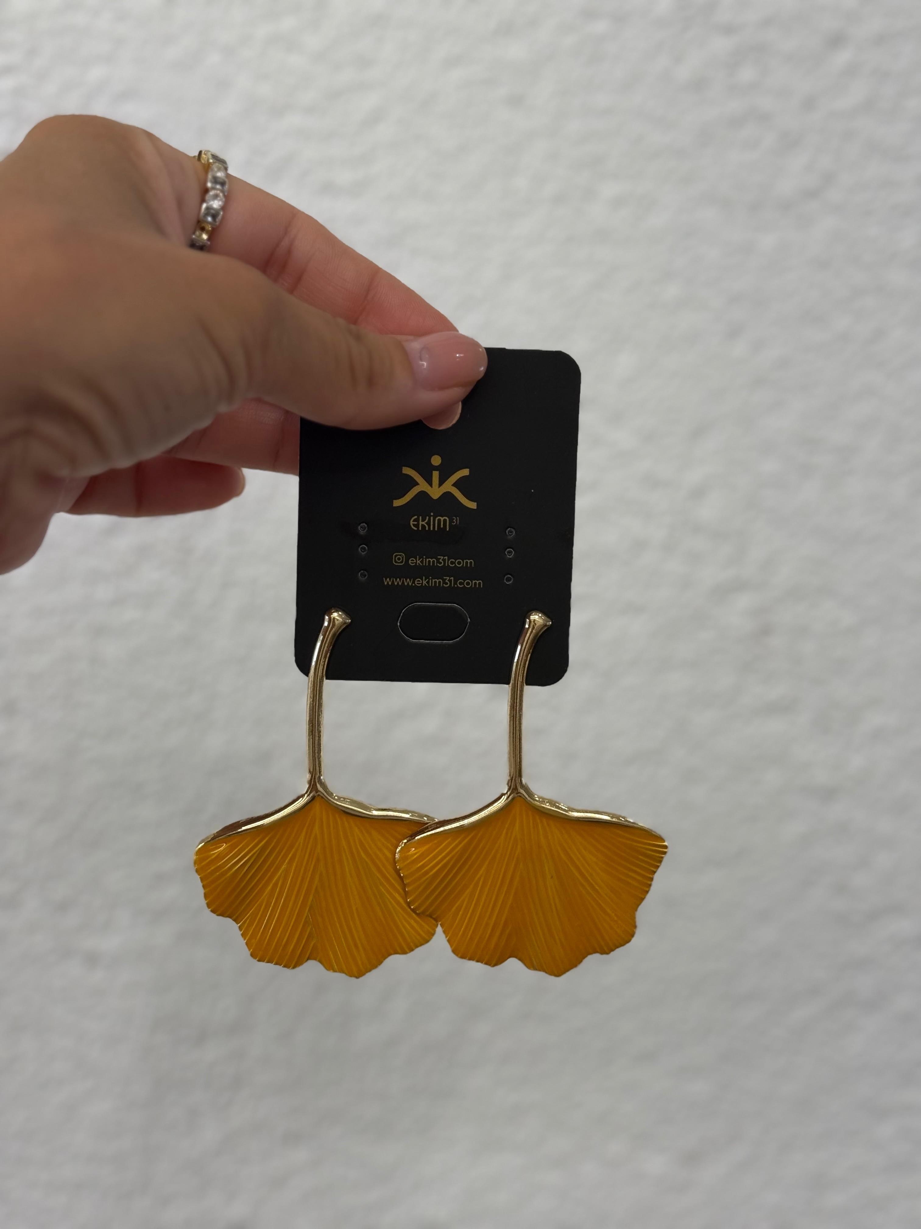 Yaprak Görünümlü Sarı Renk Sallantılı Küpe