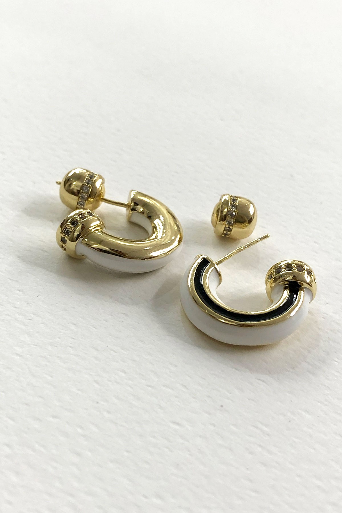 Beyaz ve Siyah Model Gold Detaylı Küpe