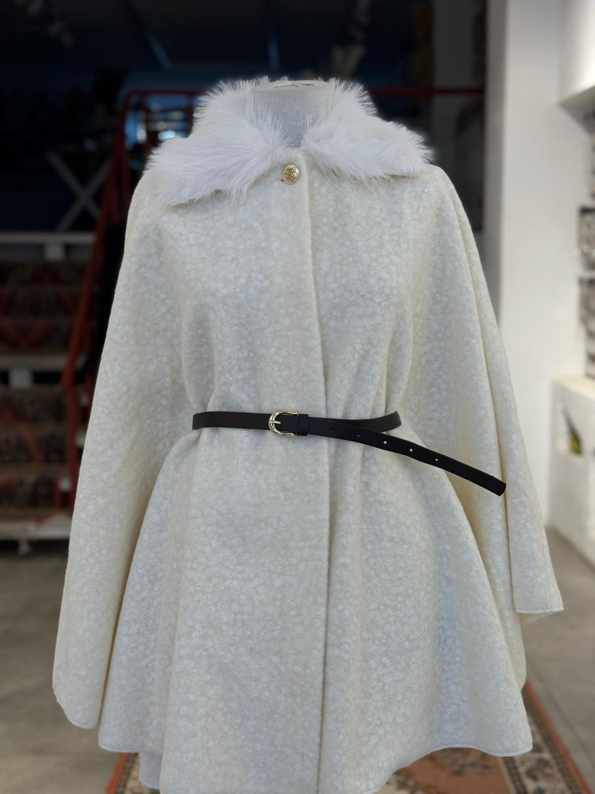 Yakası Kürklü Ekru Pelerin