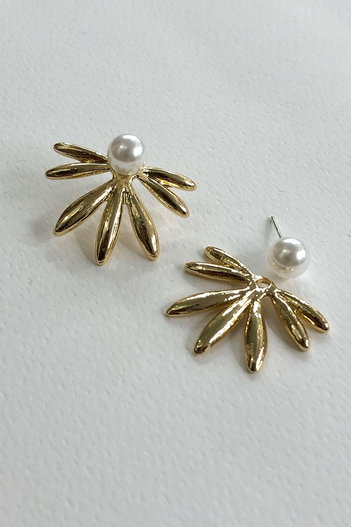 Çiçek Model İnci Gold Detaylı Küpe