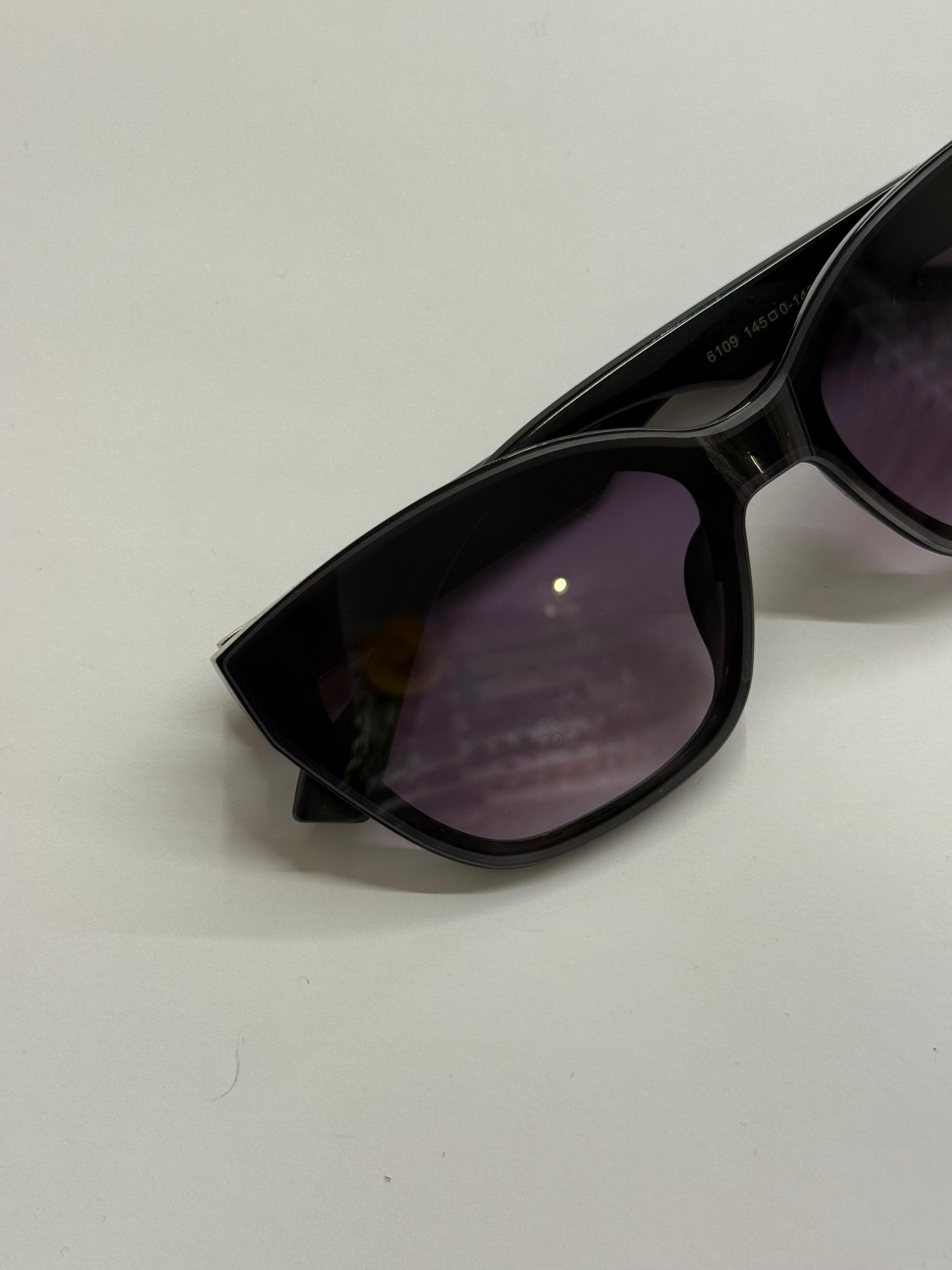 Siyah Çerçeveli Gözlük