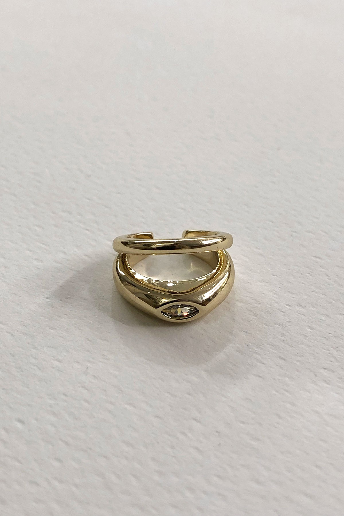 Taş Model Gold Detaylı Kıkırdak Küpe