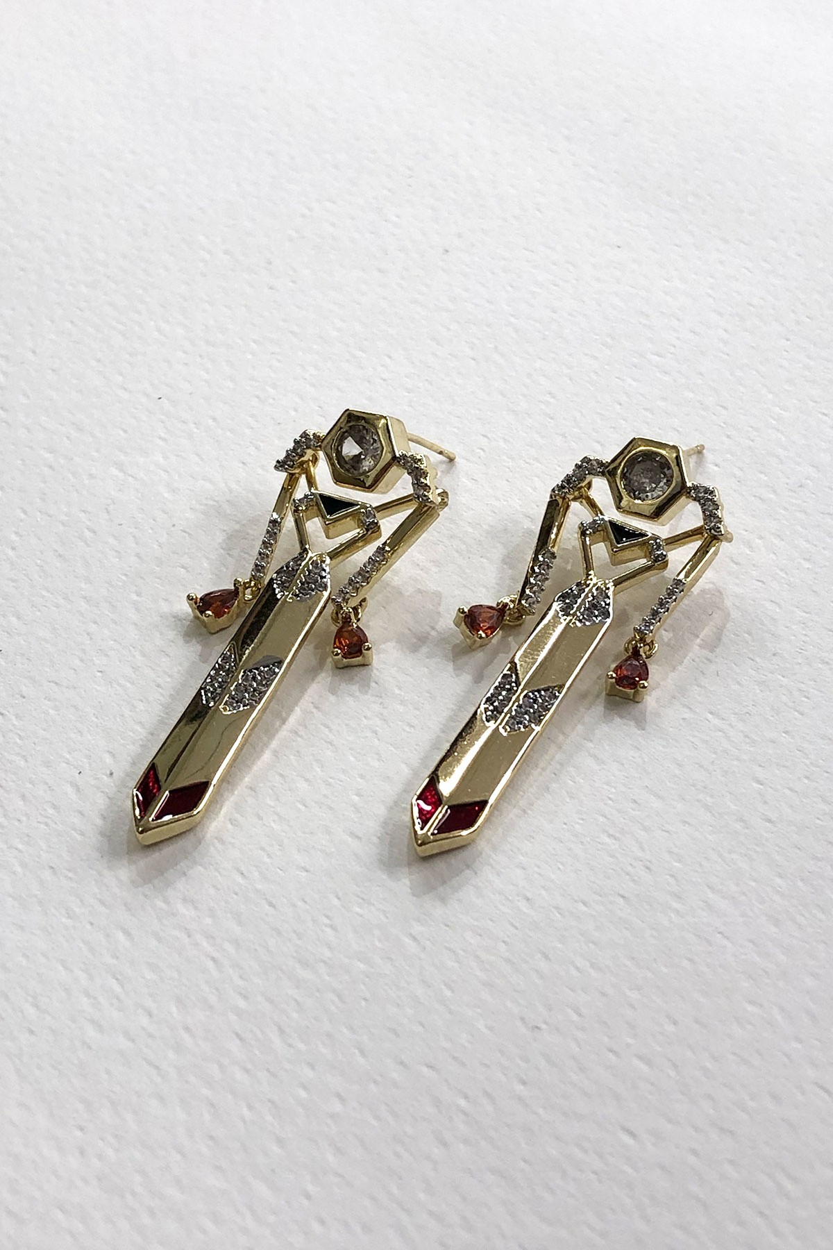 Kahve Taşlı Gold Detaylı Küpe