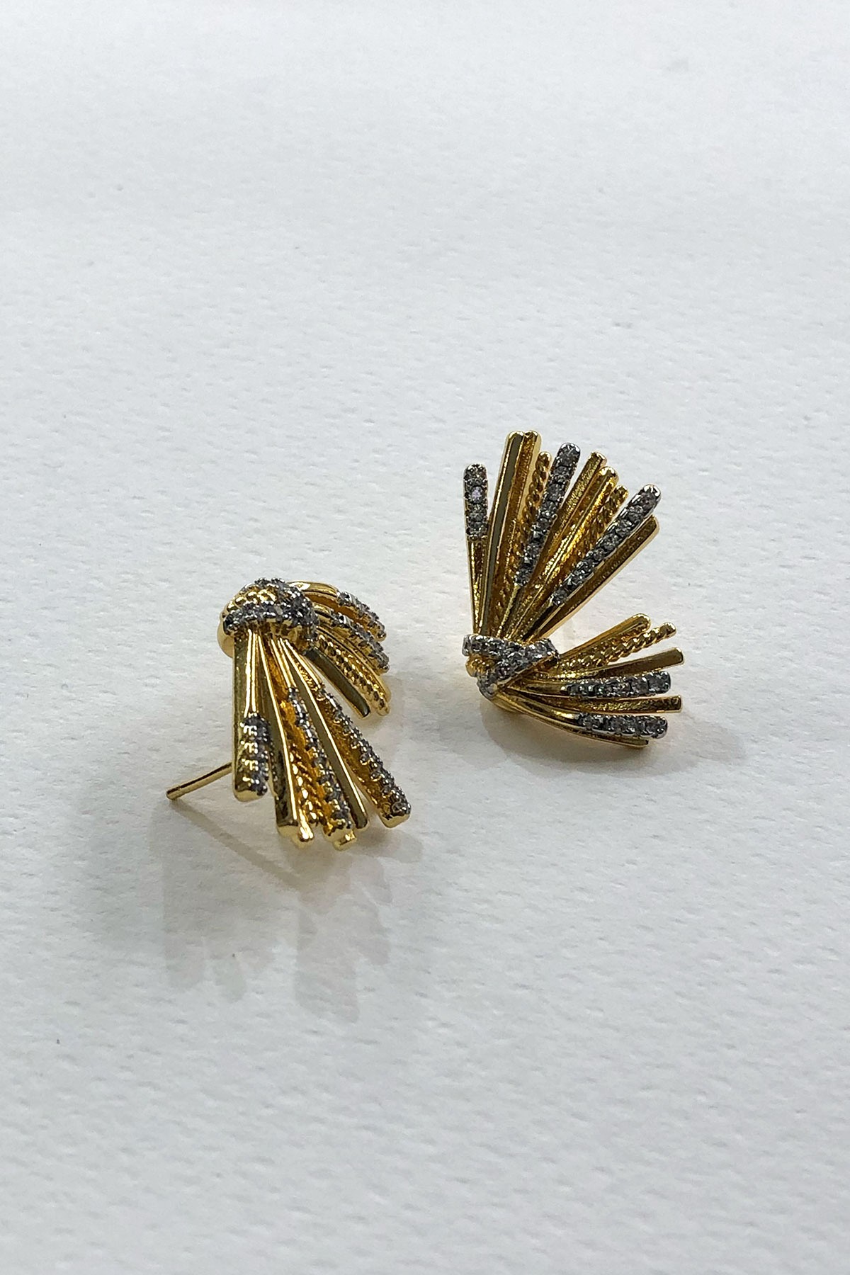Beyaz Taşlı Gold Küpe