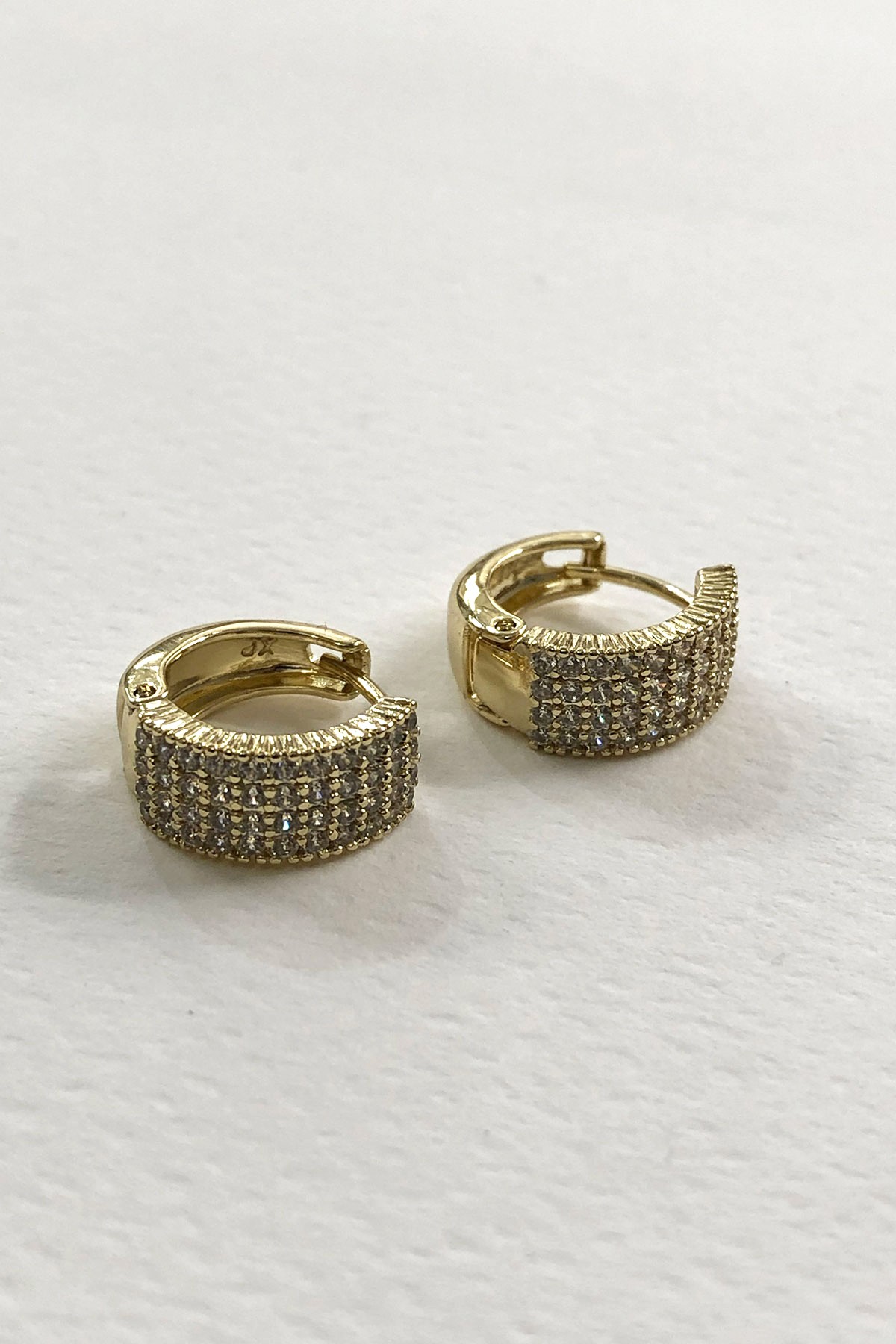 Zirkon Taşlı Gold Detaylı Minimal Küpe