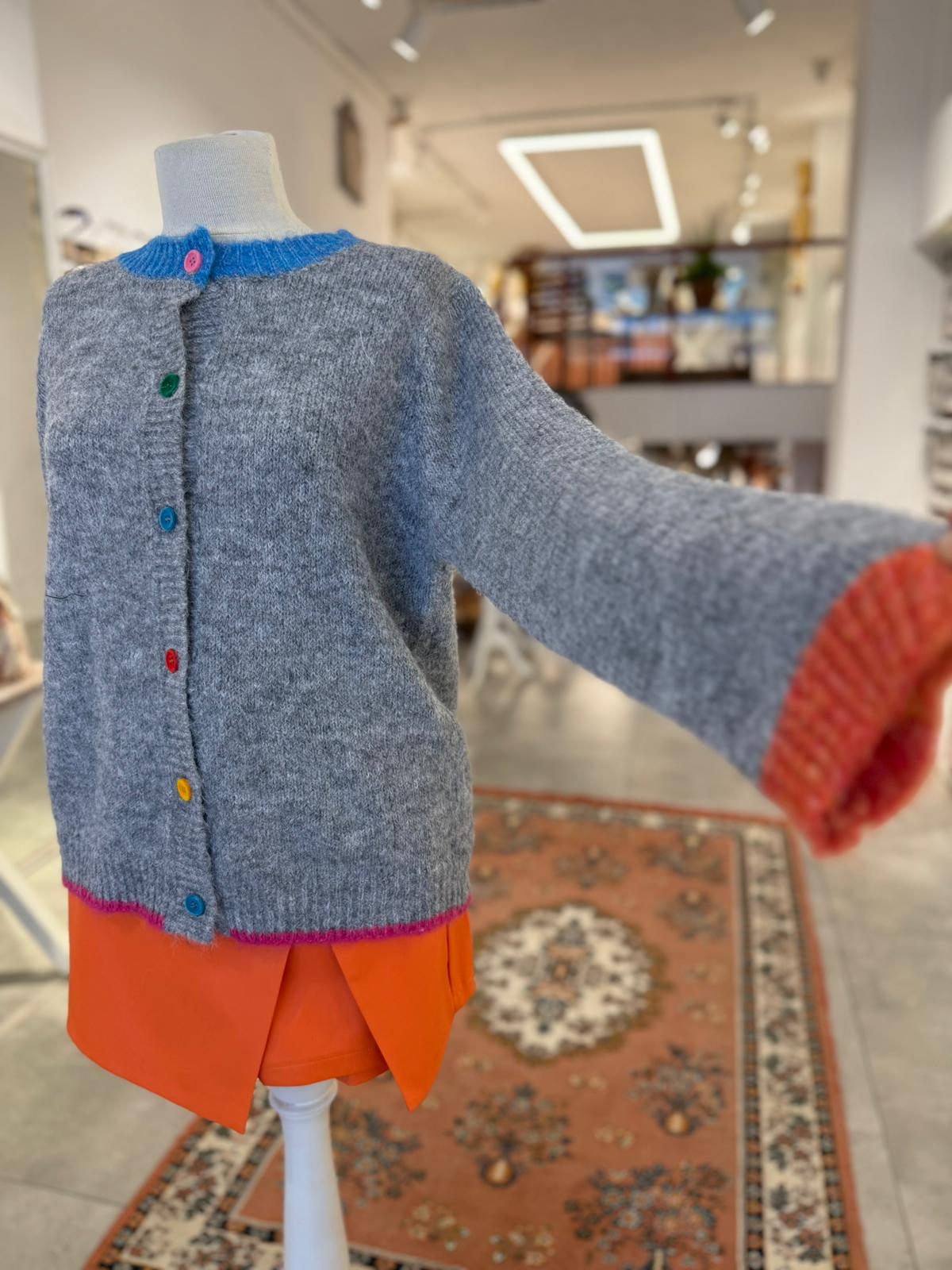 Renkli Düğmeli Gri Hırka