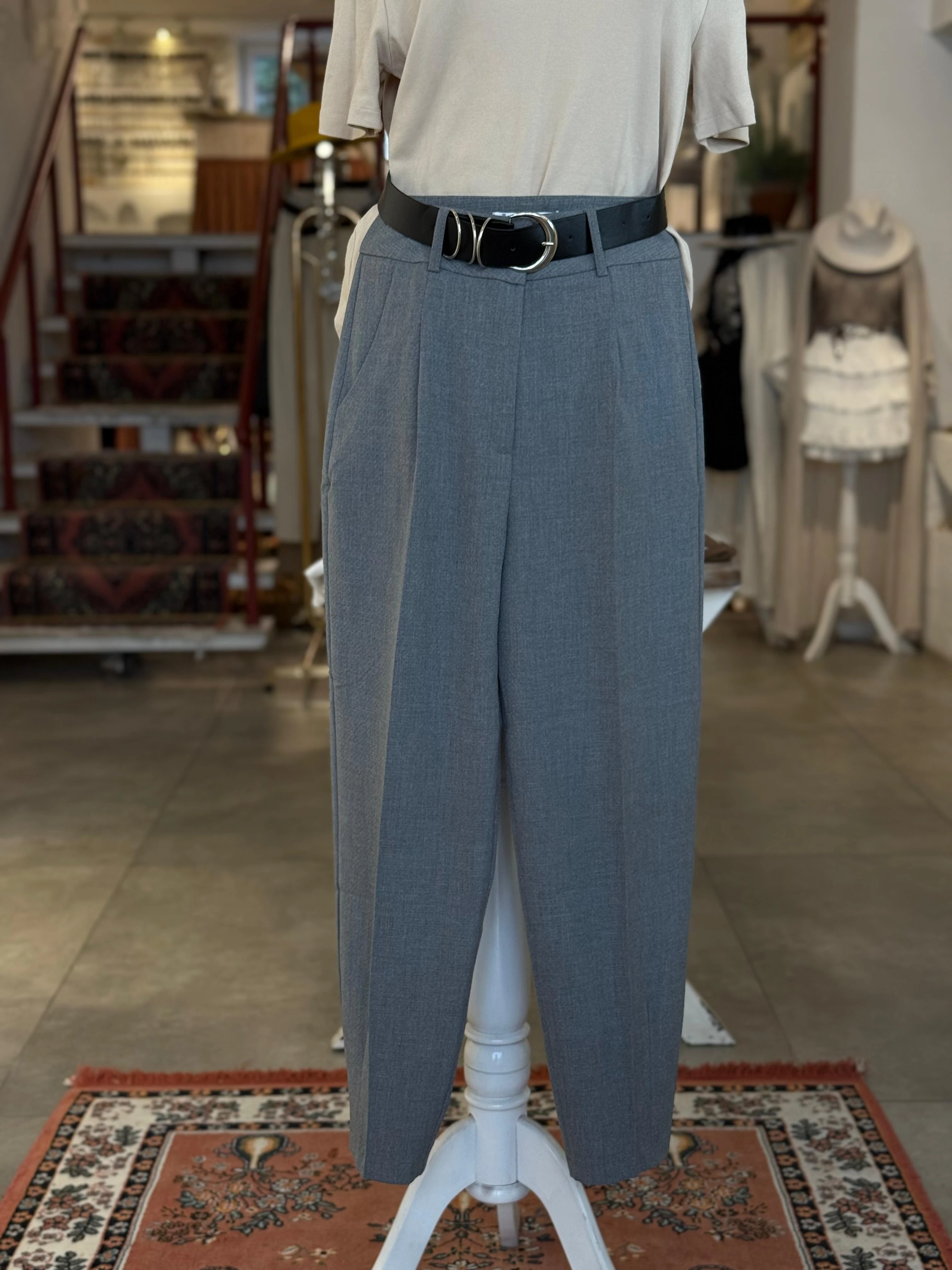 Kemer Detaylı Boru Paça Gri Pantolon 