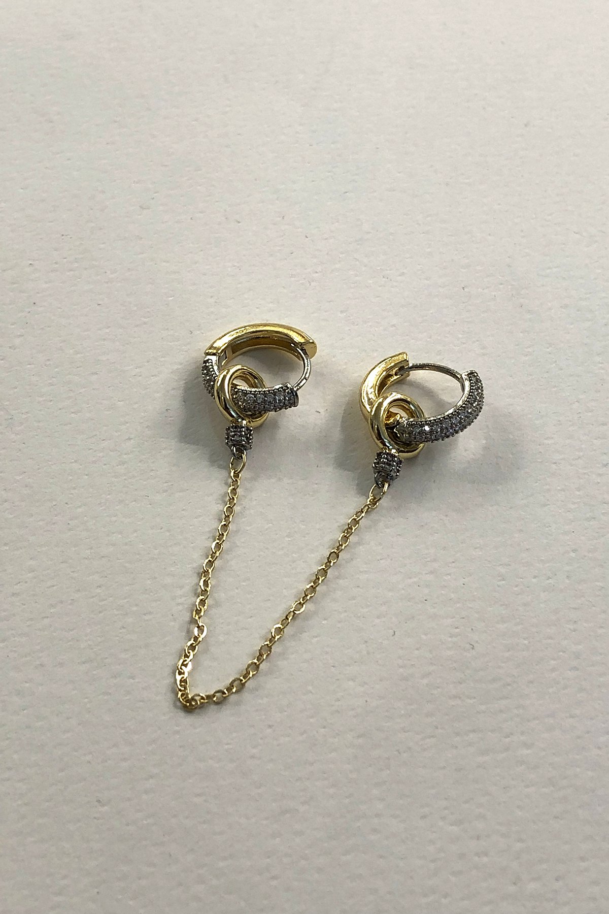 Halka Taşlı Model Zincir Detaylı Gold Küpe