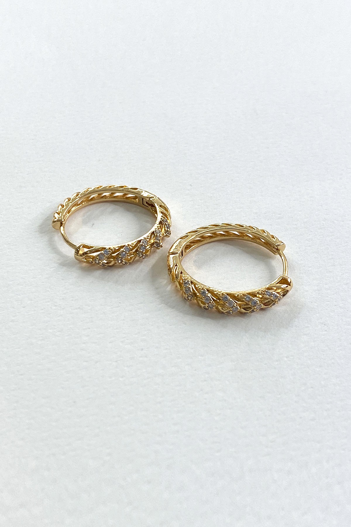 Burgu Taş Gold Detaylı Küpe