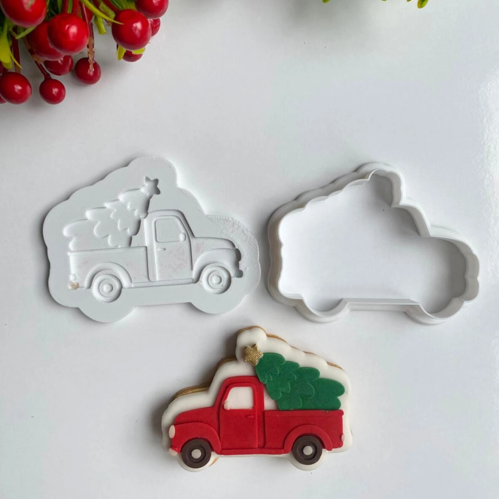 Kış Masalı Temalı Kurabiye Kalıpları – Çocuk, Kupa, Kar Tanesi, Kamyon, Çam Ağacı ve Kızak Figürleri