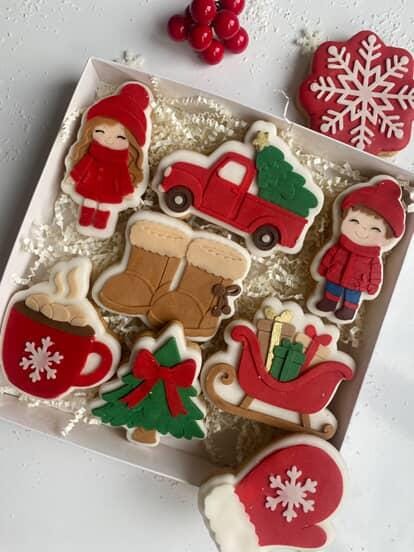 Kış Masalı Temalı Kurabiye Kalıpları – Çocuk, Kupa, Kar Tanesi, Kamyon, Çam Ağacı ve Kızak Figürleri