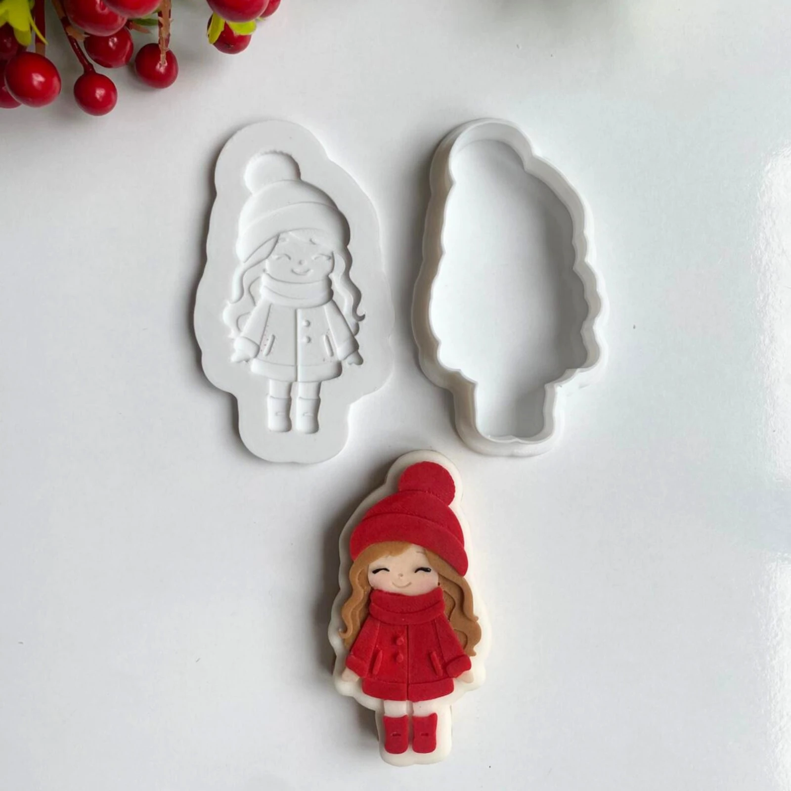 Kış Masalı Temalı Kurabiye Kalıpları – Çocuk, Kupa, Kar Tanesi, Kamyon, Çam Ağacı ve Kızak Figürleri