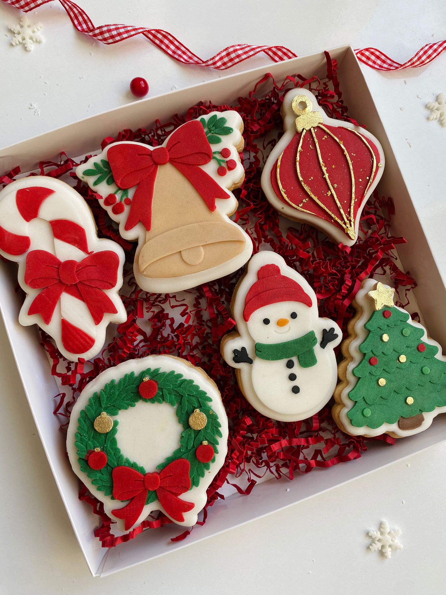 Yılbaşı Süsü Temalı Kurabiye Kalıbı Seti – Kardan Adam, Çam Ağacı, Şeker Kamışı ve Çelenk Figürleriyle Yeni Yılın Ruhu