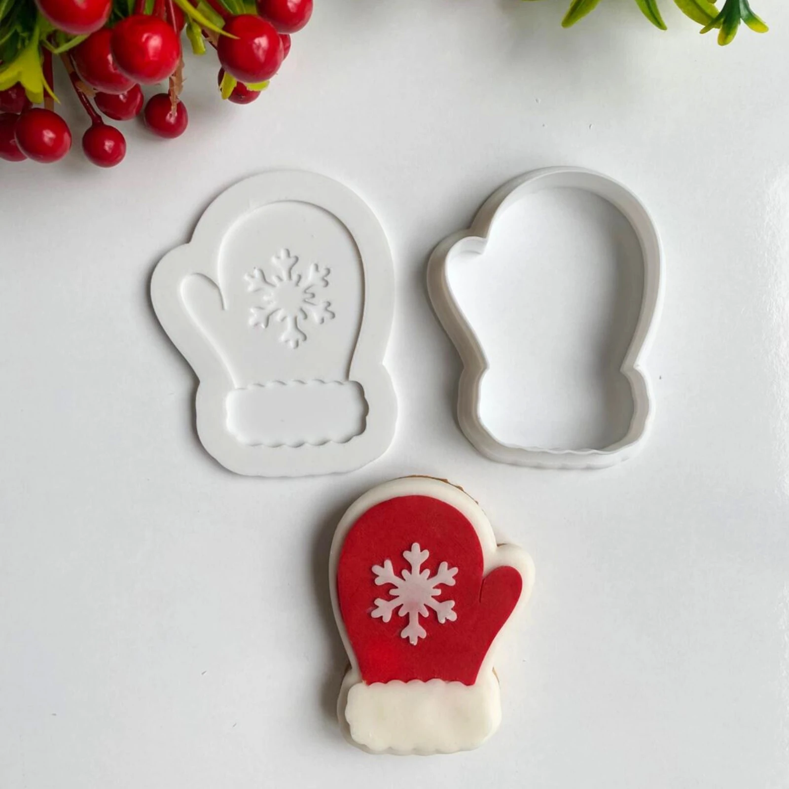 Kış Masalı Temalı Kurabiye Kalıpları – Çocuk, Kupa, Kar Tanesi, Kamyon, Çam Ağacı ve Kızak Figürleri