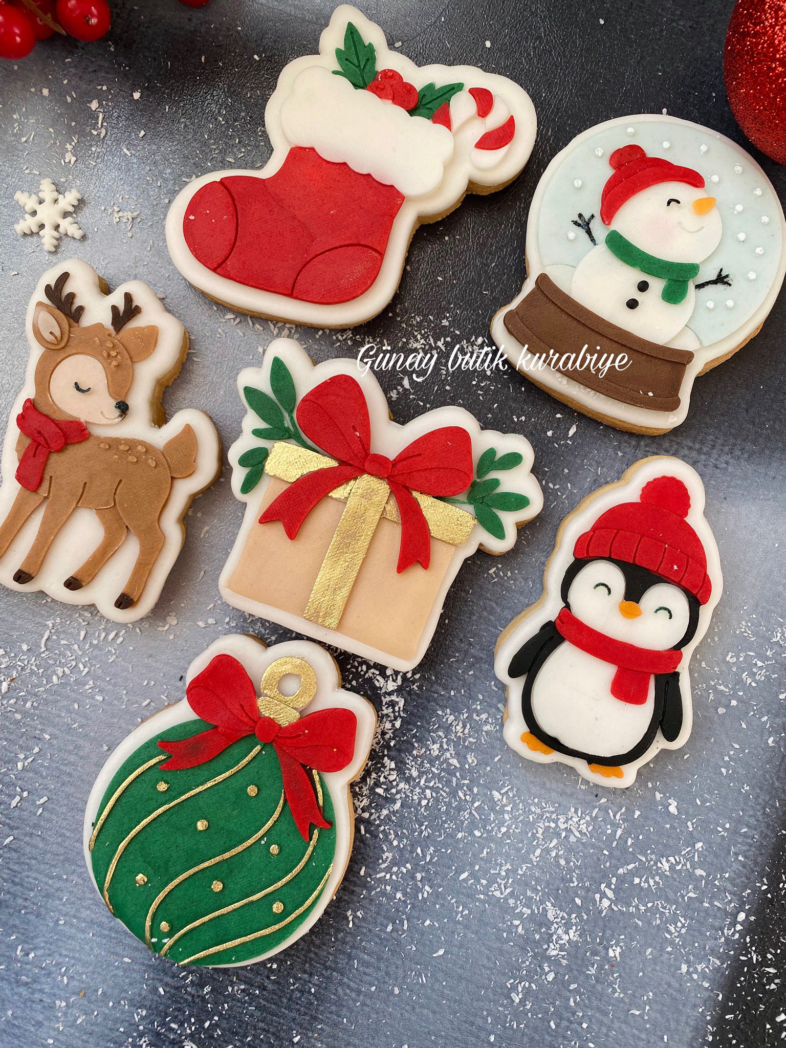 Yılbaşı Çorabı ve Hediye Temalı Kurabiye Kalıbı Seti – Geyik, Penguen, Kardan Adam ve Noel Süsü Figürleriyle Yeni Yıla Tatlı Bir Dokunuş