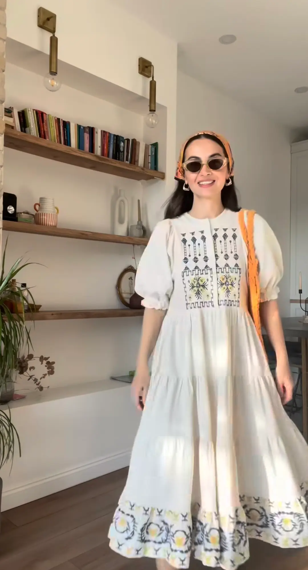 Nakış İşlemeli Midi Elbise