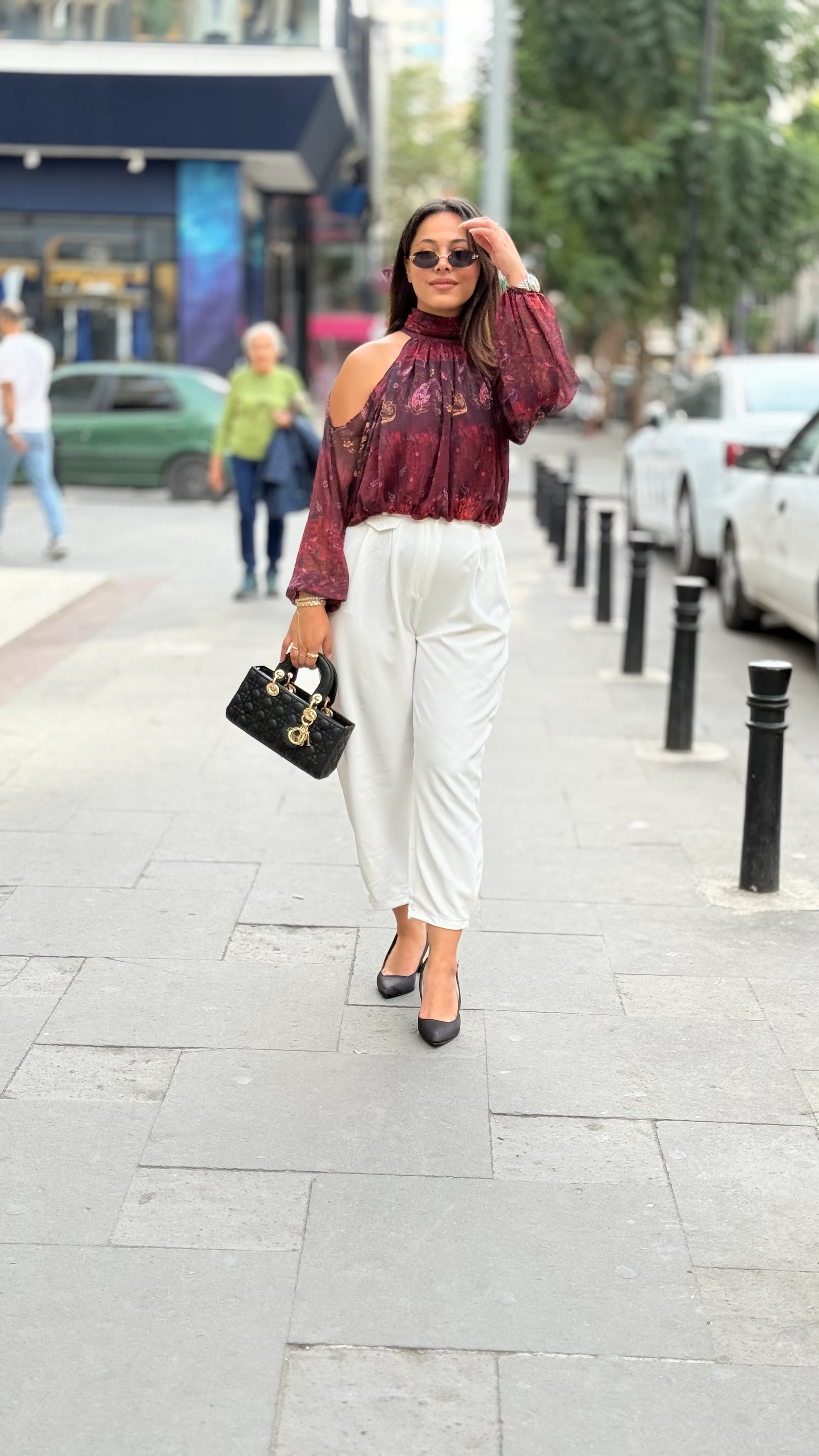 Şal desen omuzları açık bluz