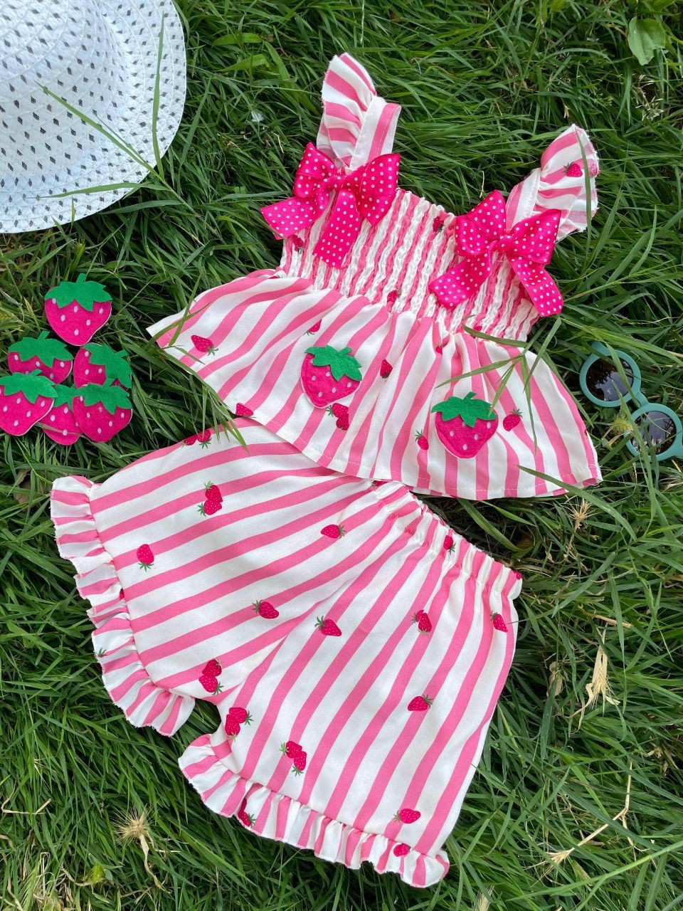 Çilek Detaylı Fırfırlı Şortlu Takım - Pembe