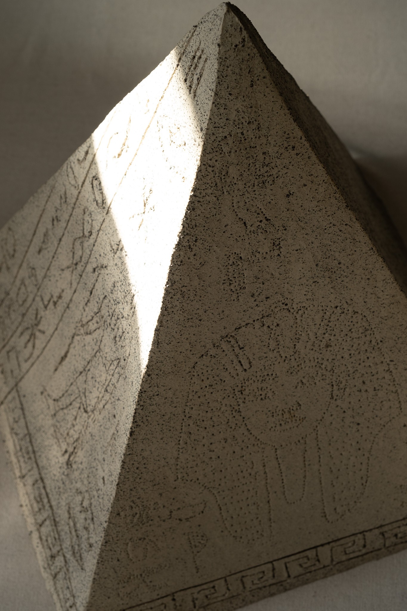 Bej Stoneware Mısır Koleksiyon Piramit