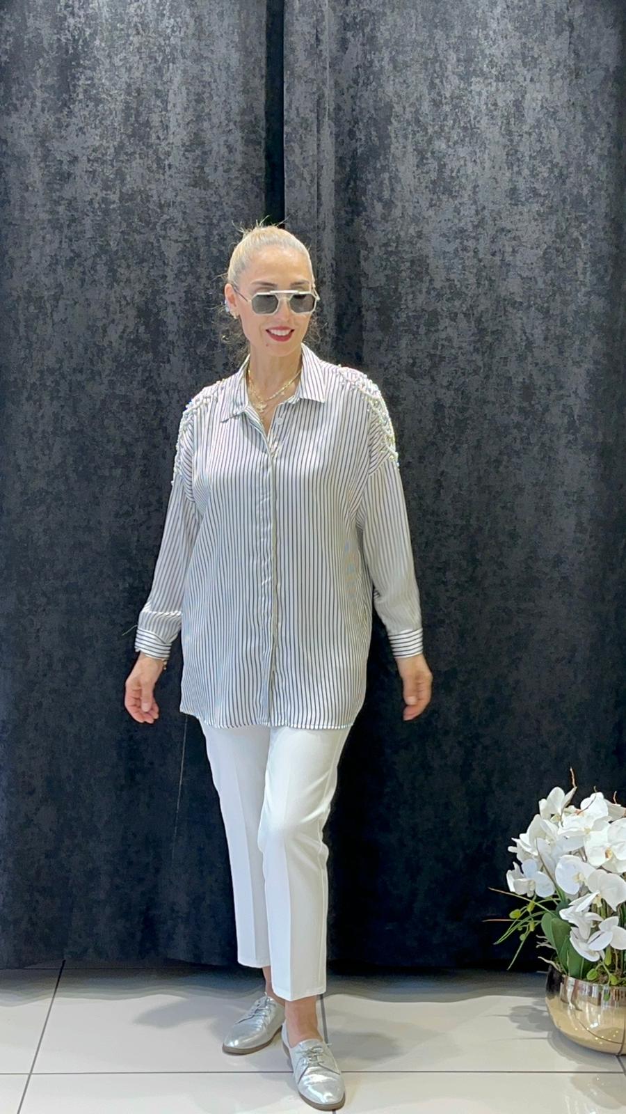 OMUZ TAŞ DETEYLI ÇİZGİLİ SATEN GÖMLEK 