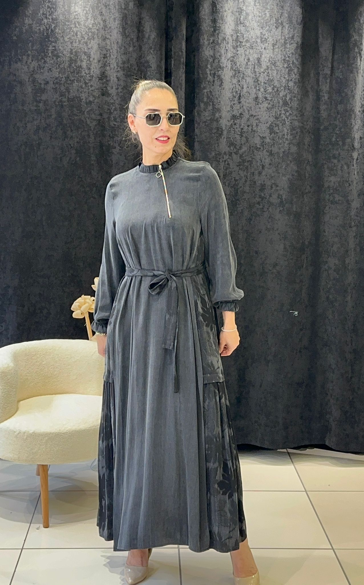 İPEK QUPRA YAKA FERMUAR DETAY YAPRAK DESEN ELBİSE - SİYAH