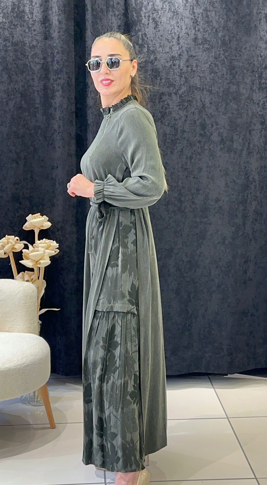 İPEK QUPRA YAKA FERMUAR DETAY YAPRAK DESEN ELBİSE - HAKİ