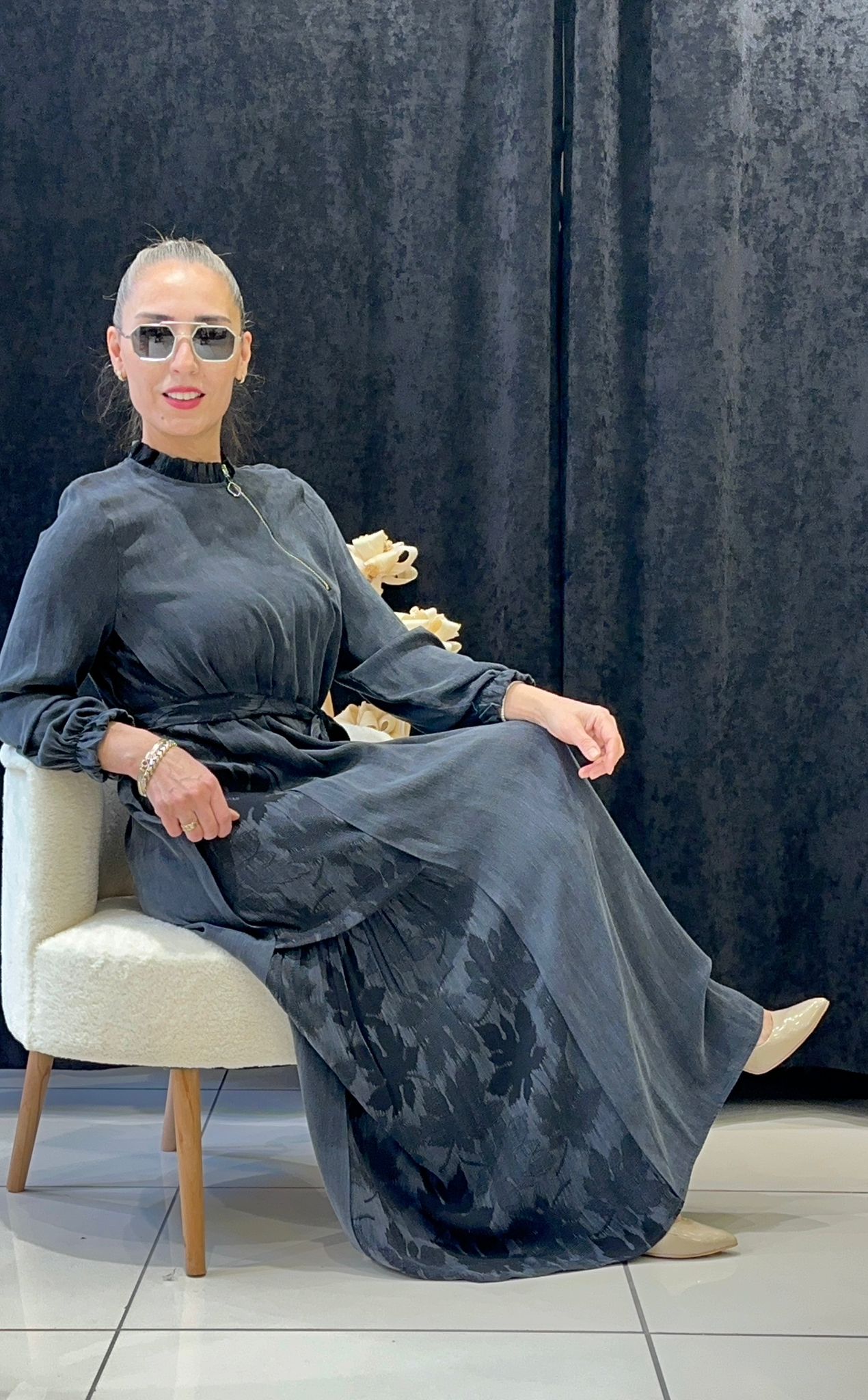 İPEK QUPRA YAKA FERMUAR DETAY YAPRAK DESEN ELBİSE - SİYAH