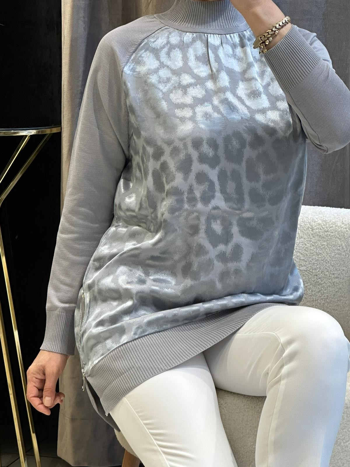 YANI FERMUARLI SATEN LEOPAR DESEN SOĞUK İP TRİKO - GRİ