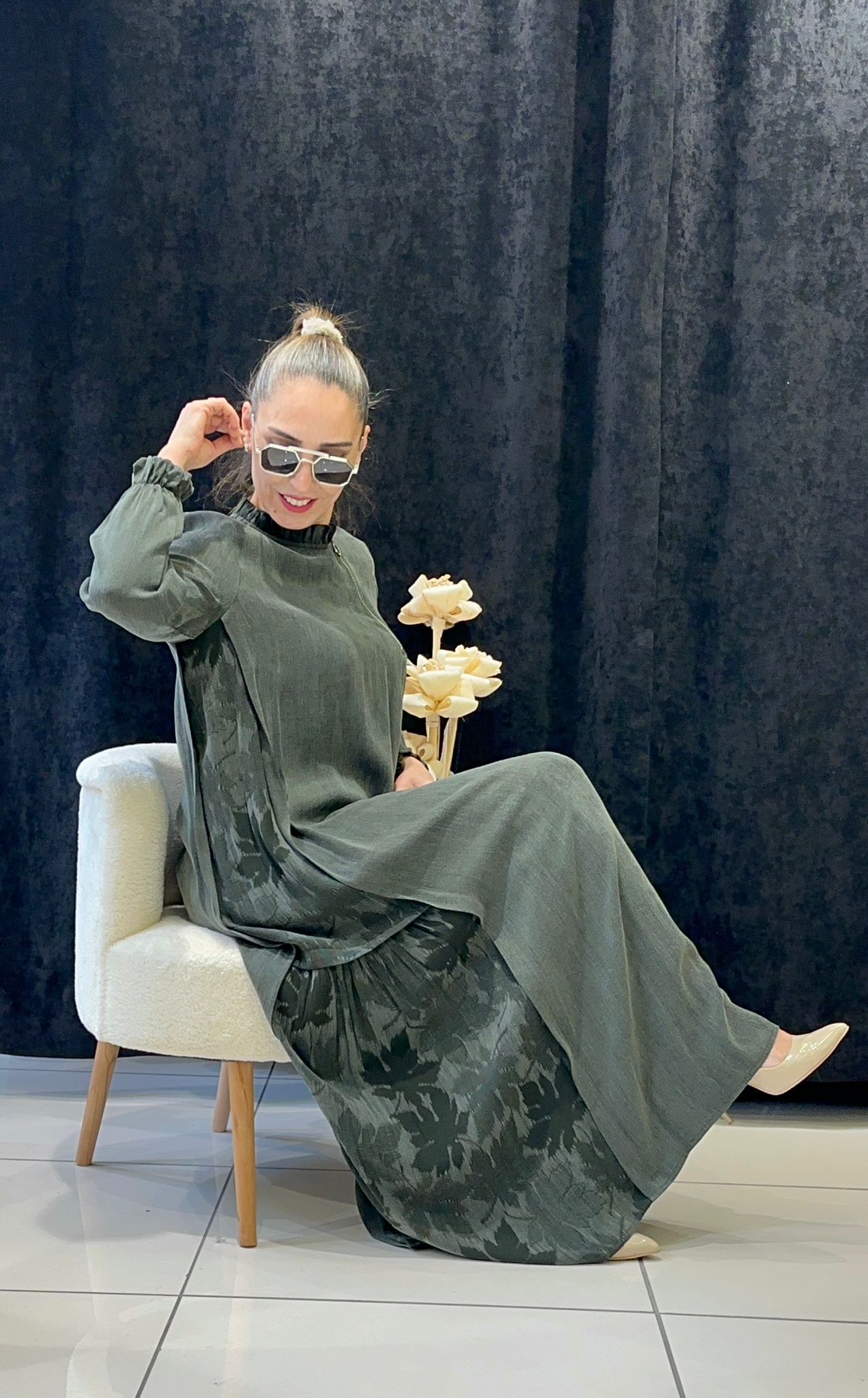 İPEK QUPRA YAKA FERMUAR DETAY YAPRAK DESEN ELBİSE - HAKİ