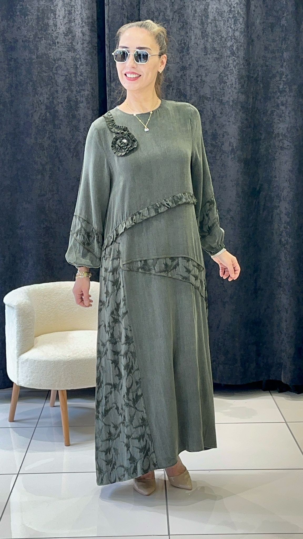 İPEK QUPRA KENDİNDEN DESEN GÜL DETAYLI ELBİSE