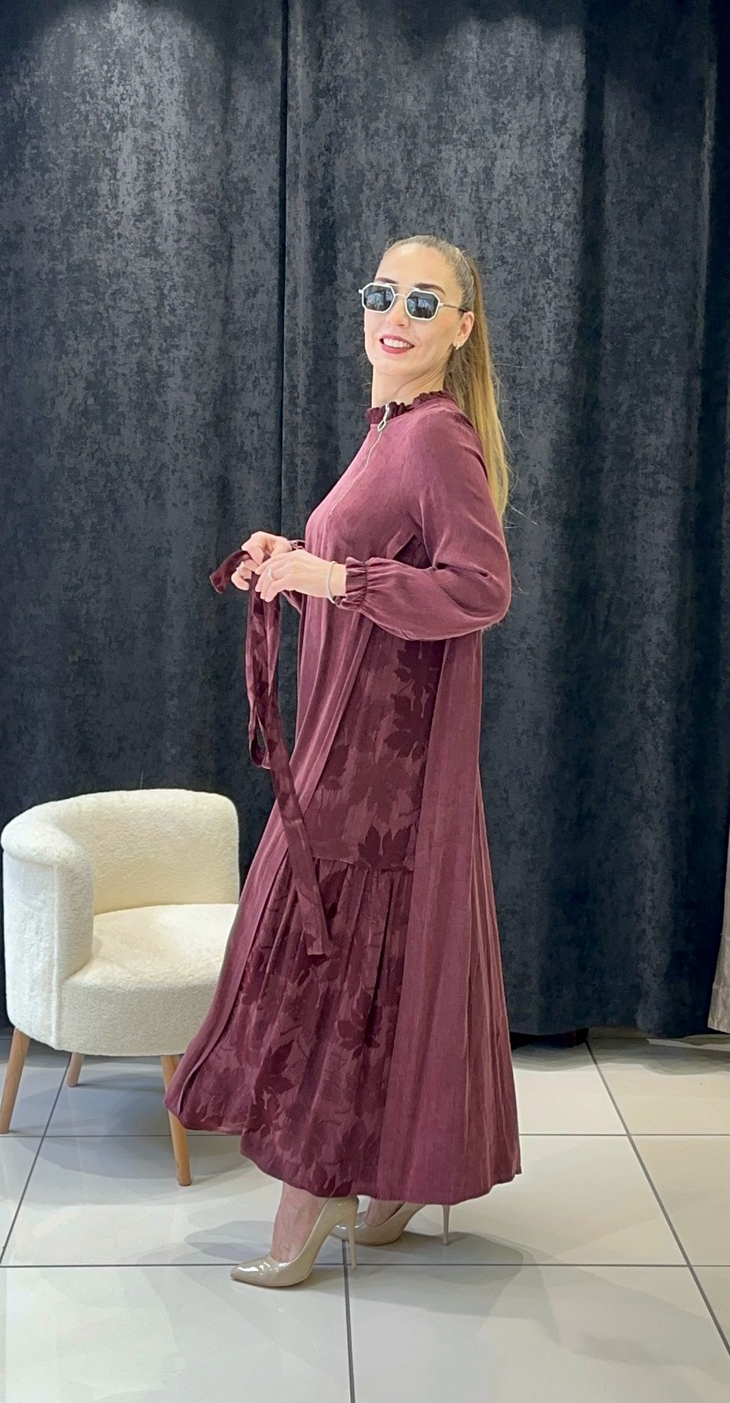 İPEK QUPRA YAKA FERMUAR DETAY YAPRAK DESEN ELBİSE - BORDO