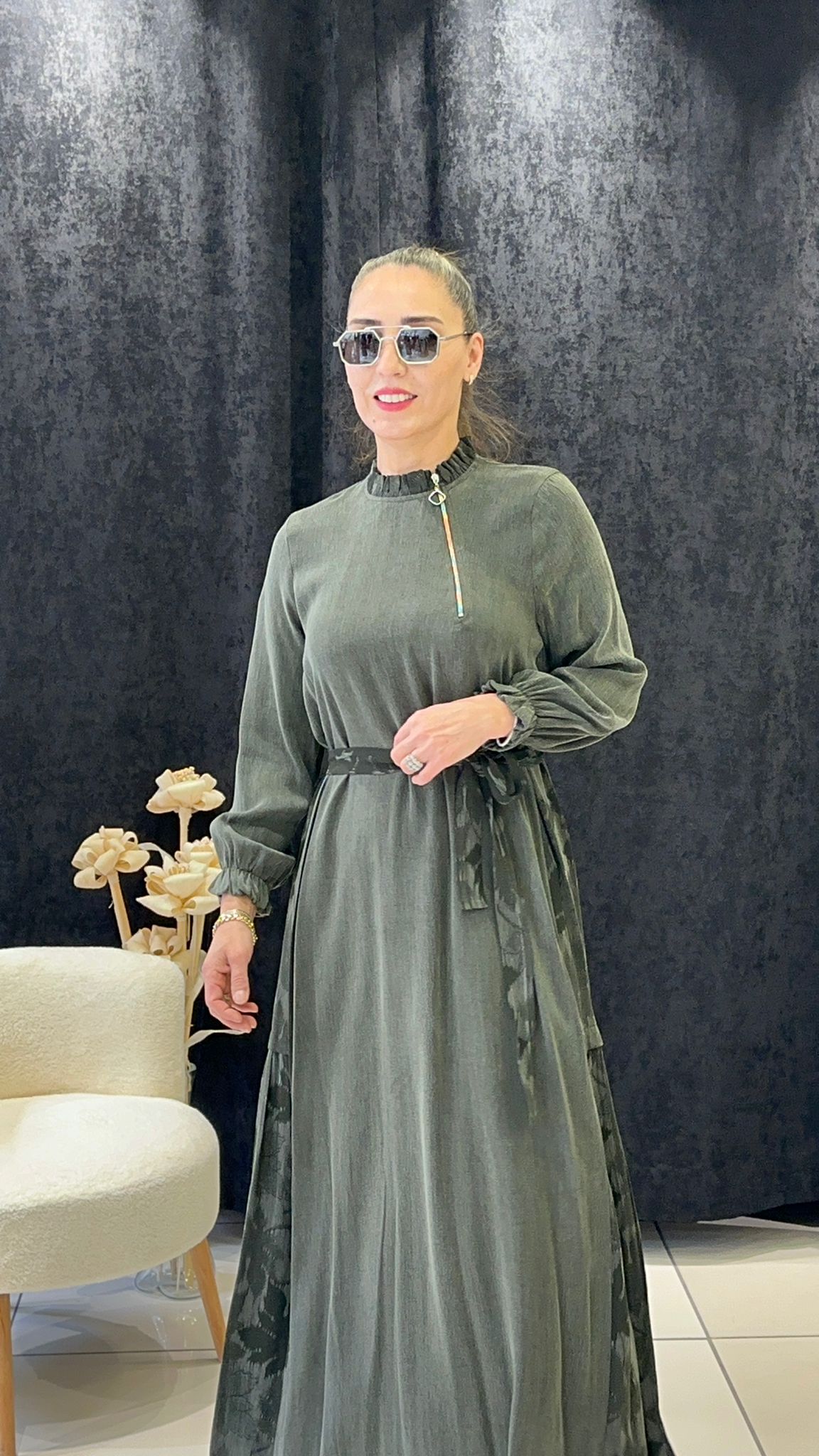 İPEK QUPRA YAKA FERMUAR DETAY YAPRAK DESEN ELBİSE - HAKİ