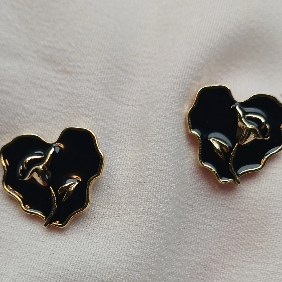 Gül Figürlü Siyah Kalp Kadın Küçük Küpe