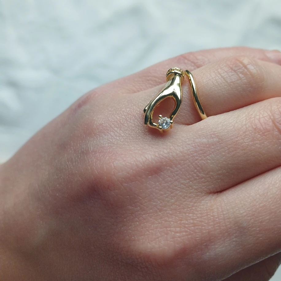 El ve Taş Detaylı Gold Tarz Kadın Bakır Yüzük