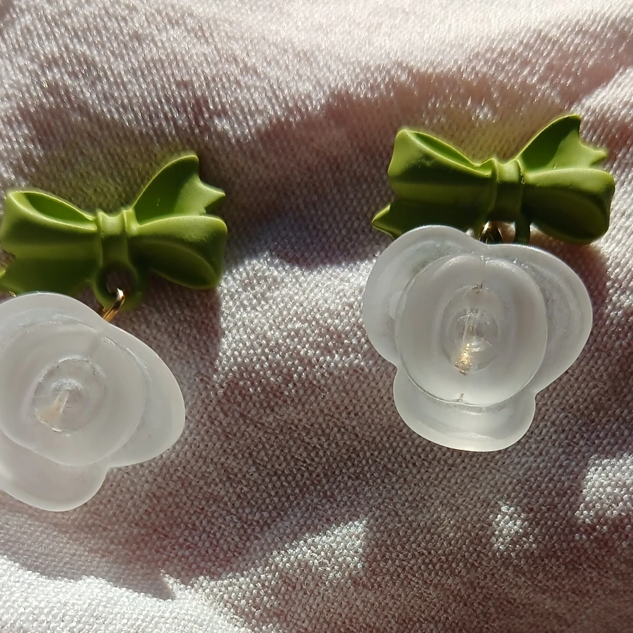Şeffaf Gül Detaylı Yeşil Kurdele Alaşım Küpe
