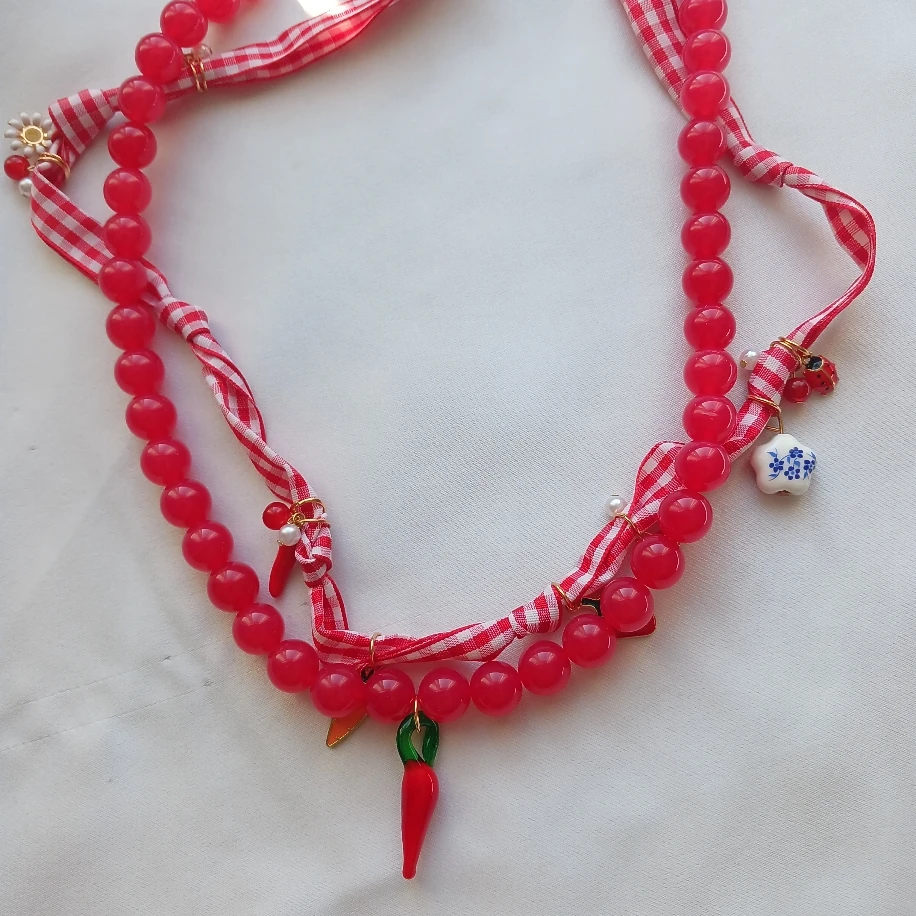Kırmızı İkili Boncuk ve Charmlı Kurdele Marka Tasarım Kadın  Kolye