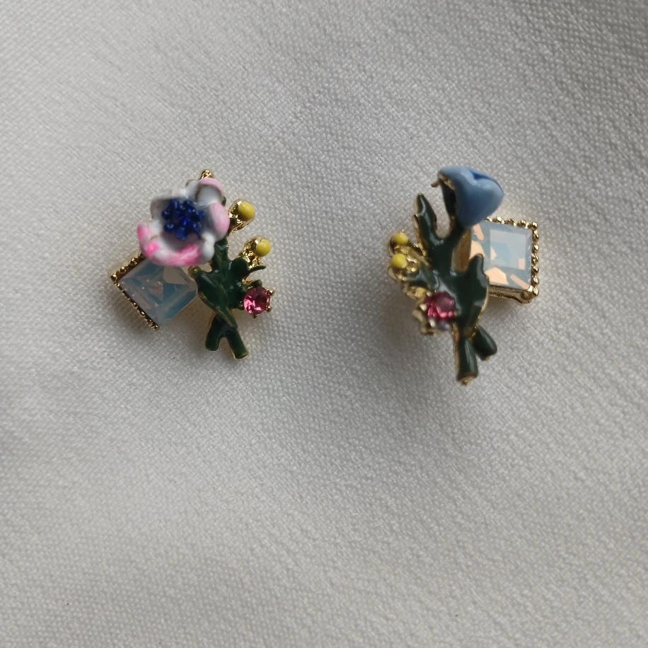 Mavi ve Pembe Çiçekli Asimetrik Kadın Retro Vintage Minimalist Küçük Küpe