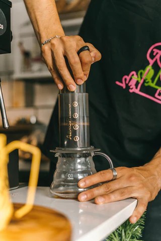 AeroPress ile kahve yapan adam