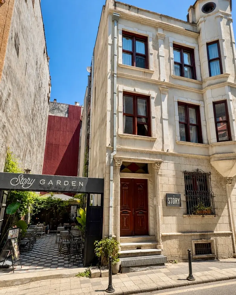 Story Moda'nın tarihi binası ve bahçe girişi