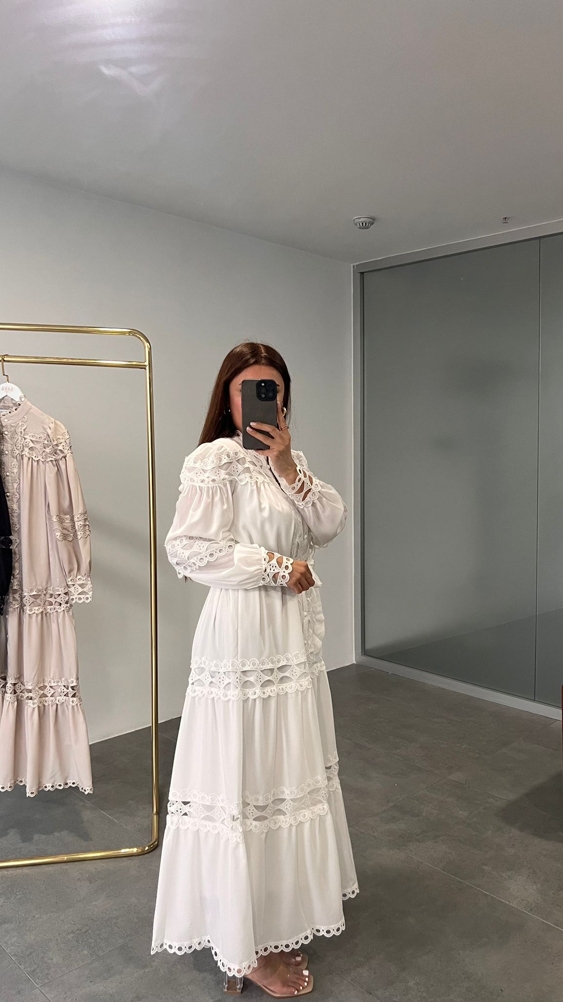 TASARIM UZUN GÜPÜRLÜ ELBİSE - BEYAZ