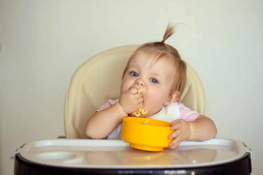 Ek gıdaya başlayan bebekler