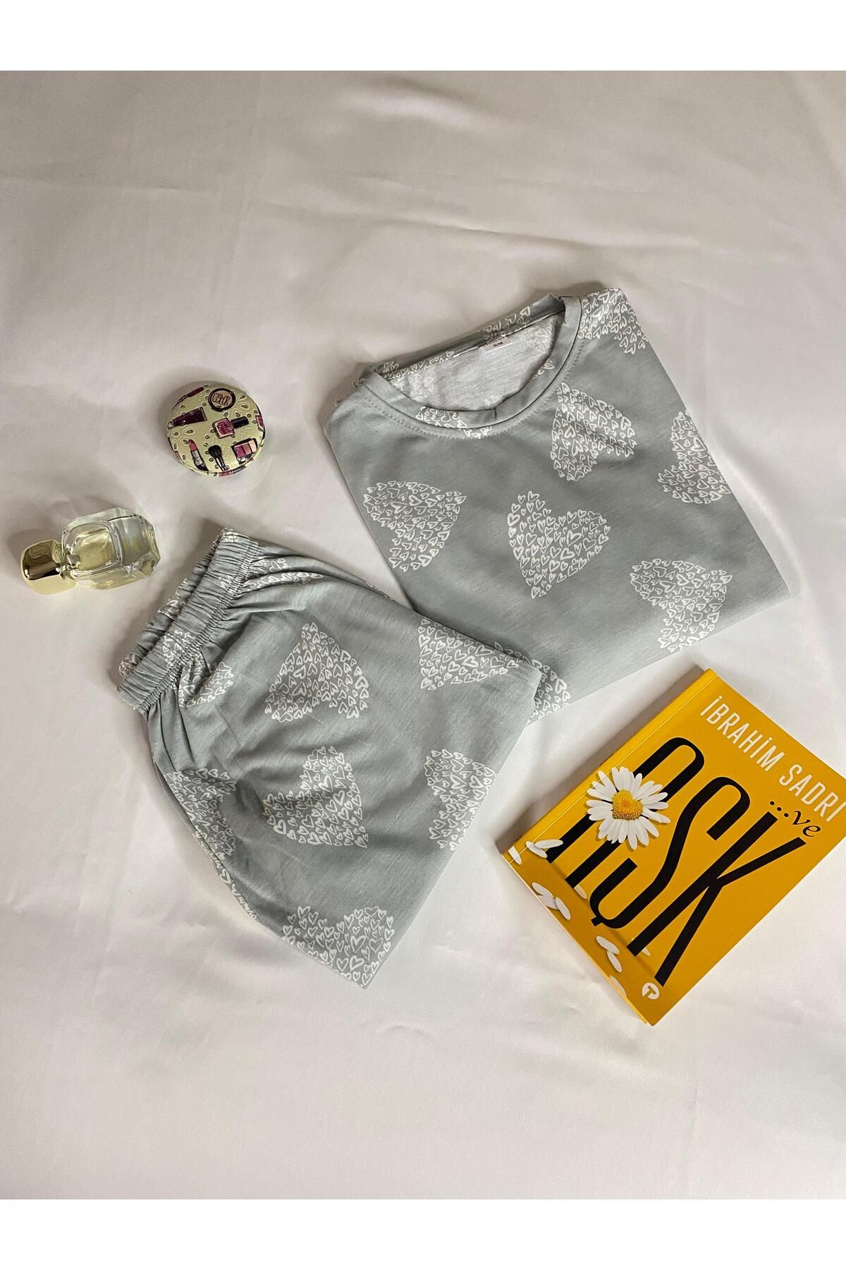 Gri Renkli Kalp Desenli Kısa Kollu Şortlu Pijama Takımı