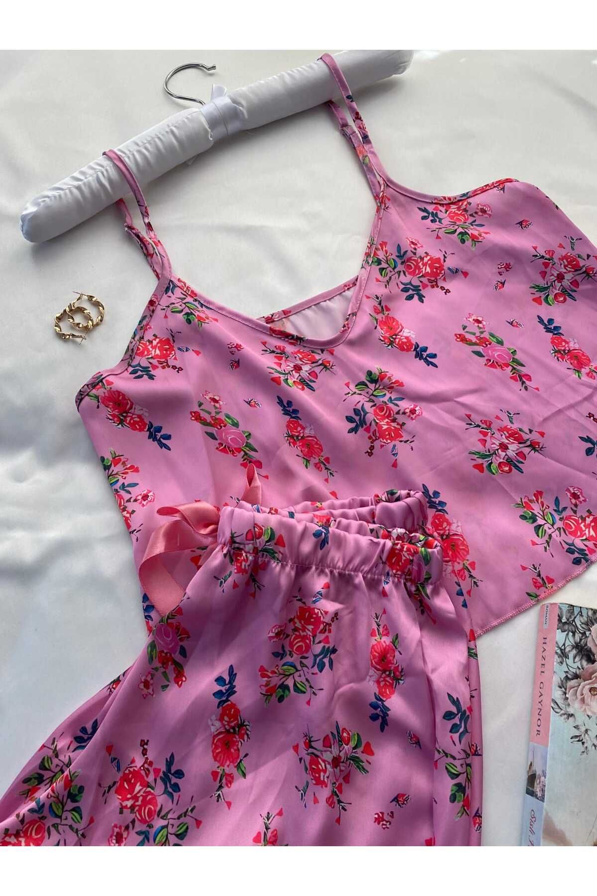 Pembe Çiçek Desenli Askılı Şortlu Saten Pijama Takımı